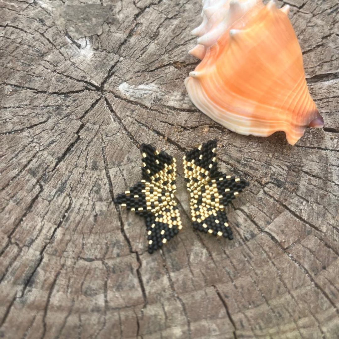 Star-shaped earrings made with Miyuki beads and thread, ultra-lightweight with a stud in 18K gold. Foldable for a unique 3D accessory. Add some sparkle to your outfit with these elegant, handcrafted earrings. Made with high-quality materials, they're both stylish and durable. Their lightweight design and sturdy construction make them perfect for everyday wear. Plus, the 3D accessory feature adds a special touch that sets them apart from ordinary earrings.