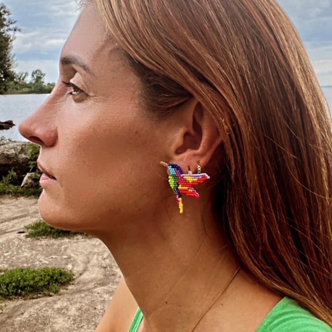 hummingbird earrings made with Miyuki beads and thread, ultra-lightweight with a stud in 18K gold. Foldable for a unique 3D accessory