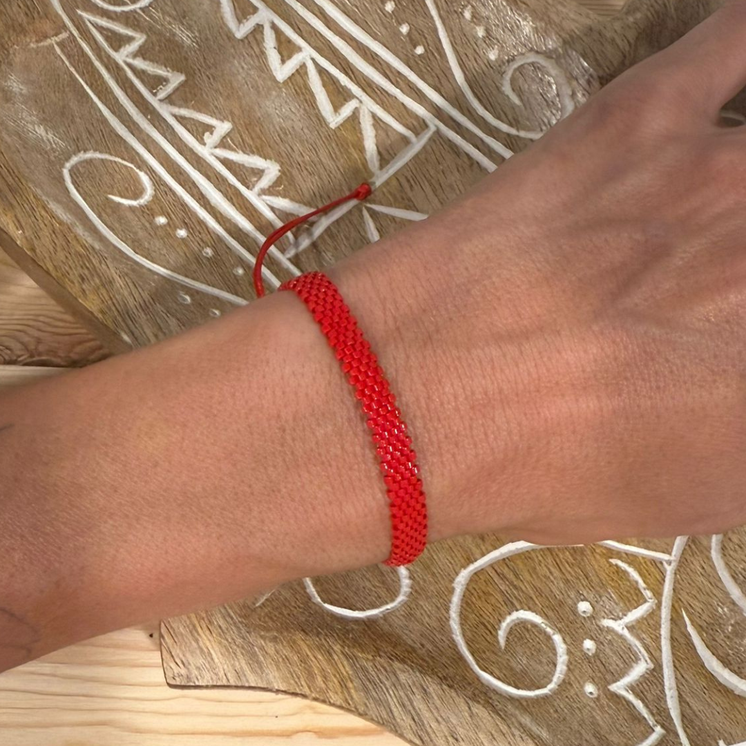 Red Thread – Bracelet of Invisible Connections