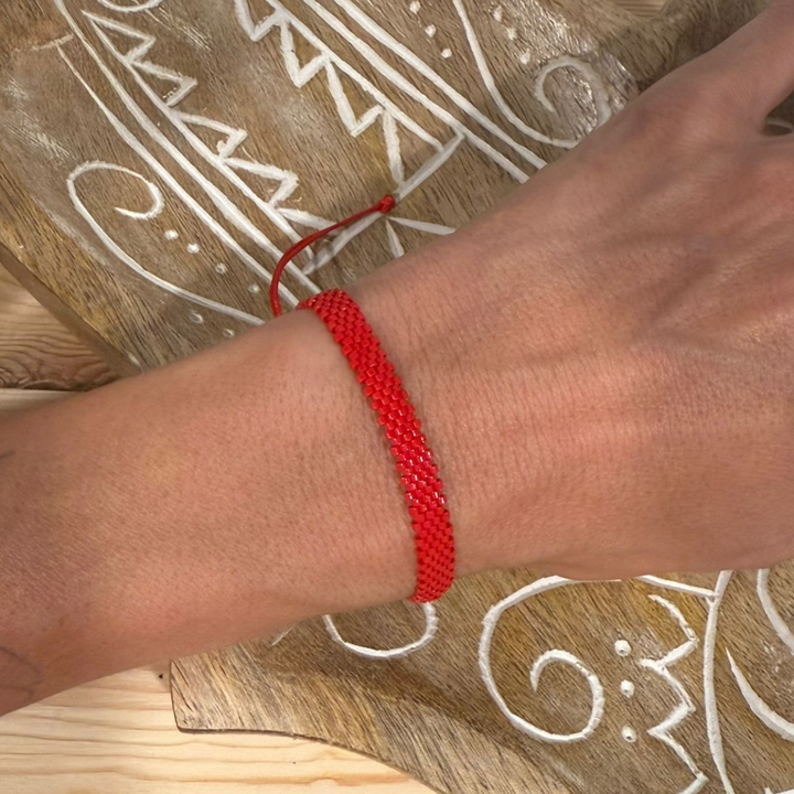 Red Thread – Bracelet of Invisible Connections