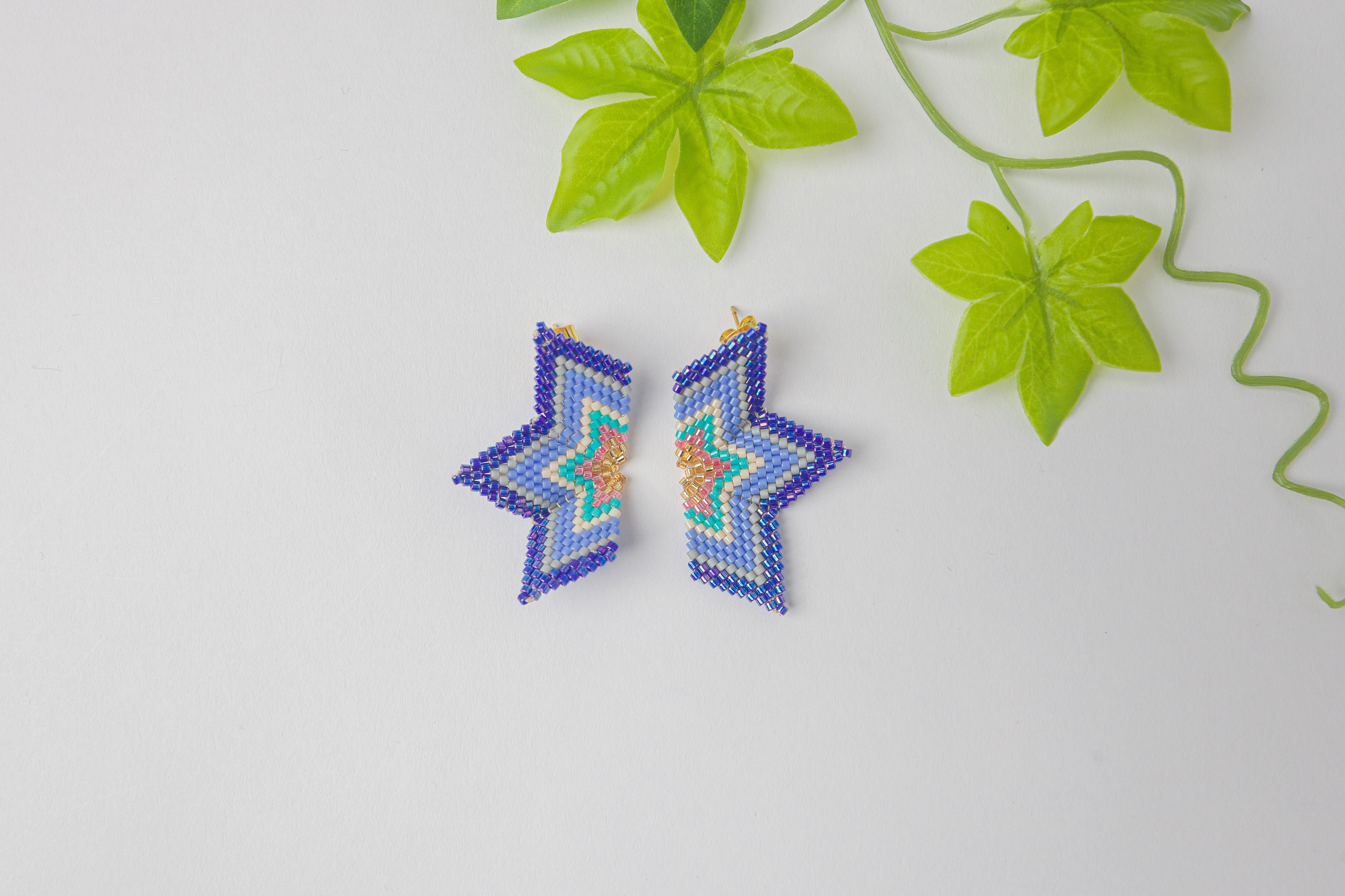 Star-shaped earrings made with Miyuki beads and thread, ultra-lightweight with a stud in 18K gold. Foldable for a unique 3D accessory