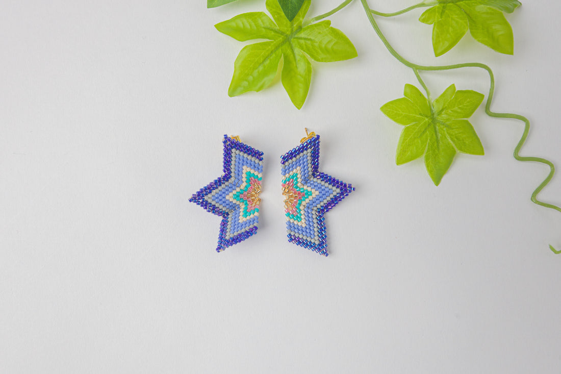 Star-shaped earrings made with Miyuki beads and thread, ultra-lightweight with a stud in 18K gold. Foldable for a unique 3D accessory
