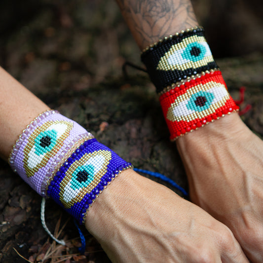As a stunning and versatile accessory, the Large Evil's Eye Bracelet offers adjustable sizing, waterproof durability, and a range of striking designs and colors. Add a touch of style and protection to any outfit with this must-have bracelet.