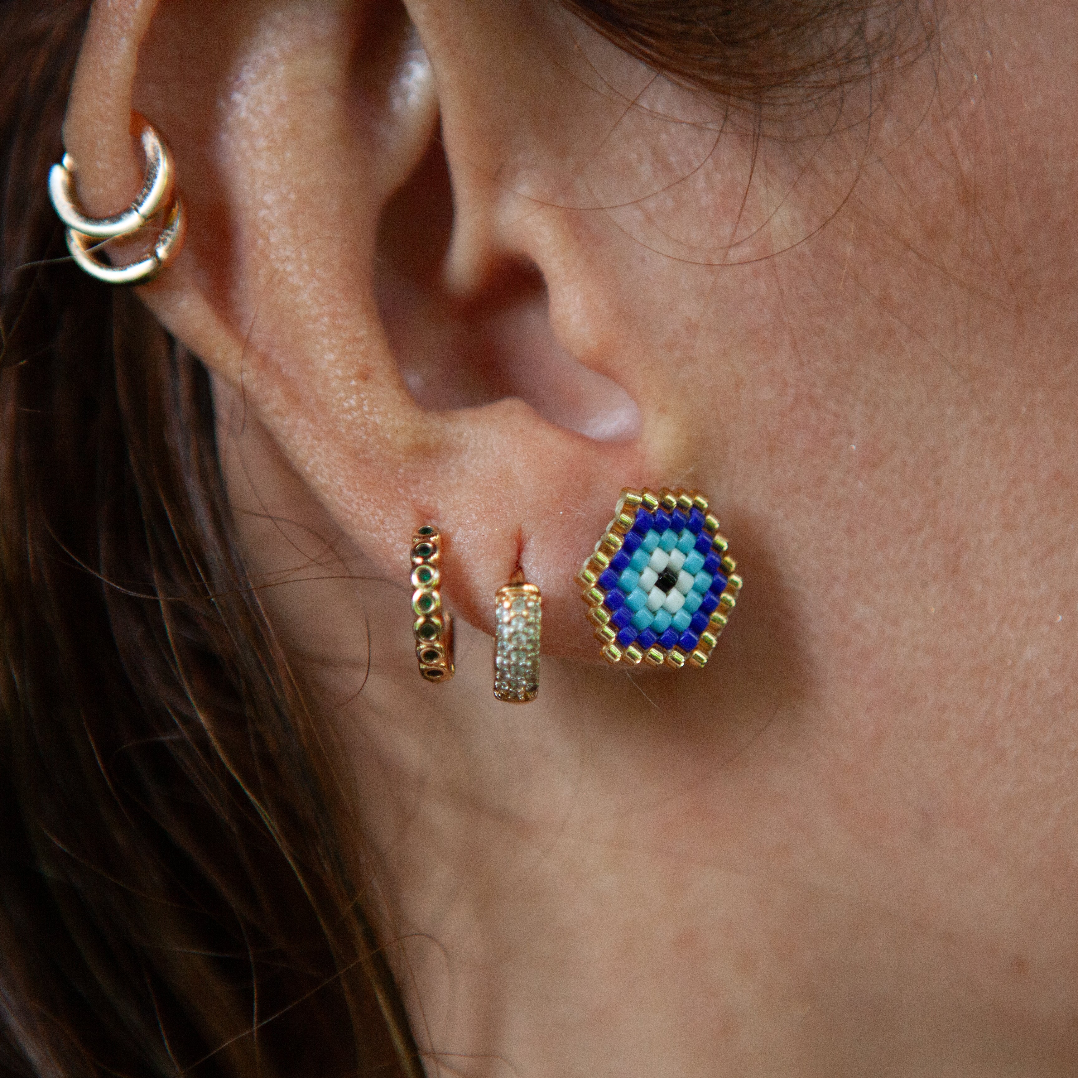 Earrings made with Miyuki beads and thread, ultra-lightweight with a stud in 18K gold Handcrafted with precision and quality materials, these earrings are not only stunning but also ultra-lightweight. With a durable and delicate design, these earrings offer a secure stud in luxurious 18K gold.
