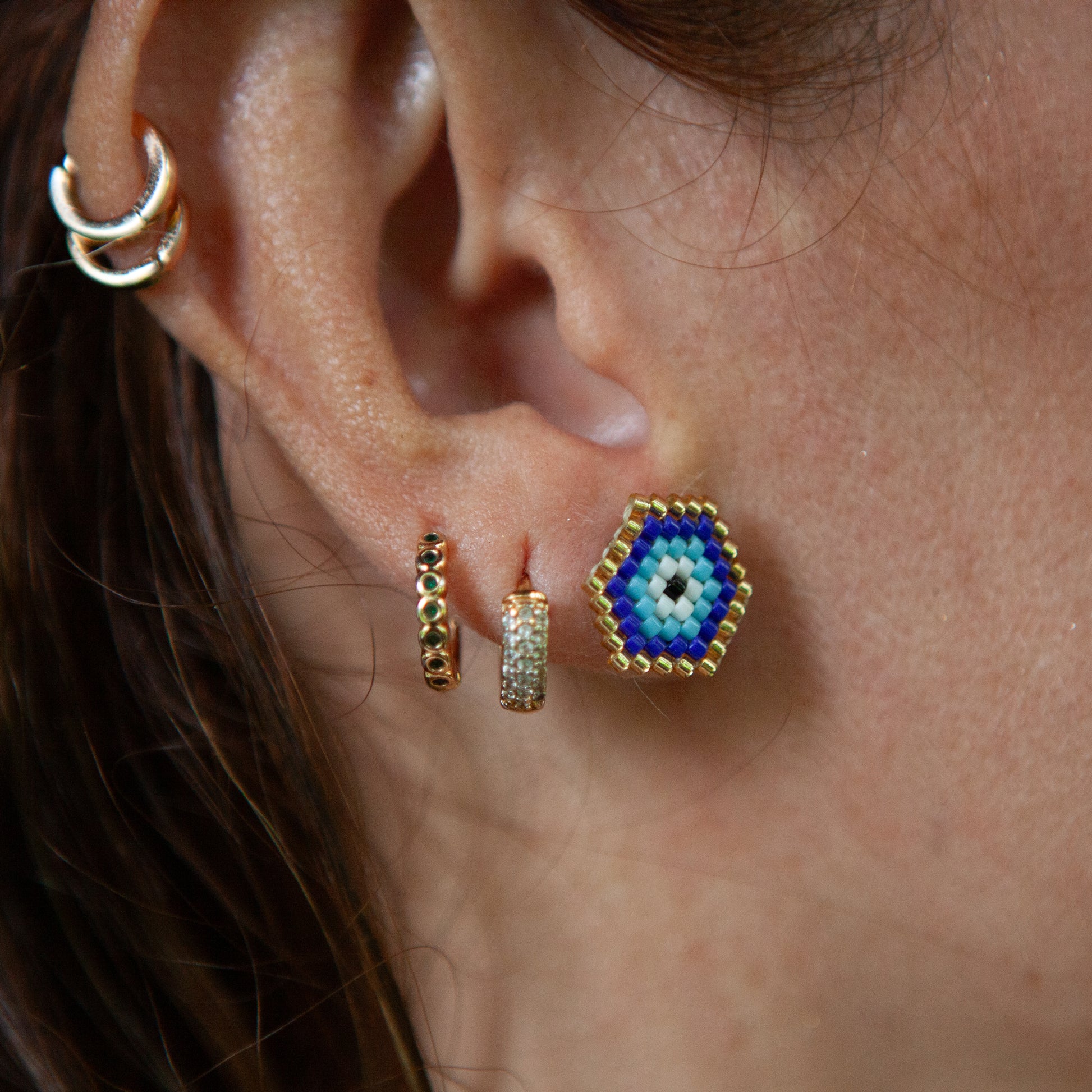 Earrings made with Miyuki beads and thread, ultra-lightweight with a stud in 18K gold Handcrafted with precision and quality materials, these earrings are not only stunning but also ultra-lightweight. With a durable and delicate design, these earrings offer a secure stud in luxurious 18K gold.