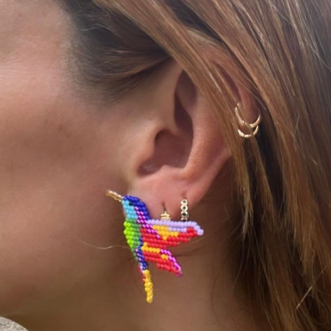 hummingbird earrings made with Miyuki beads and thread, ultra-lightweight with a stud in 18K gold. Foldable for a unique 3D accessory